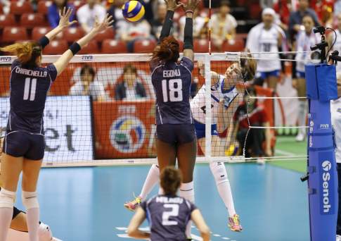 Опять девчонки стоят в сторонке...